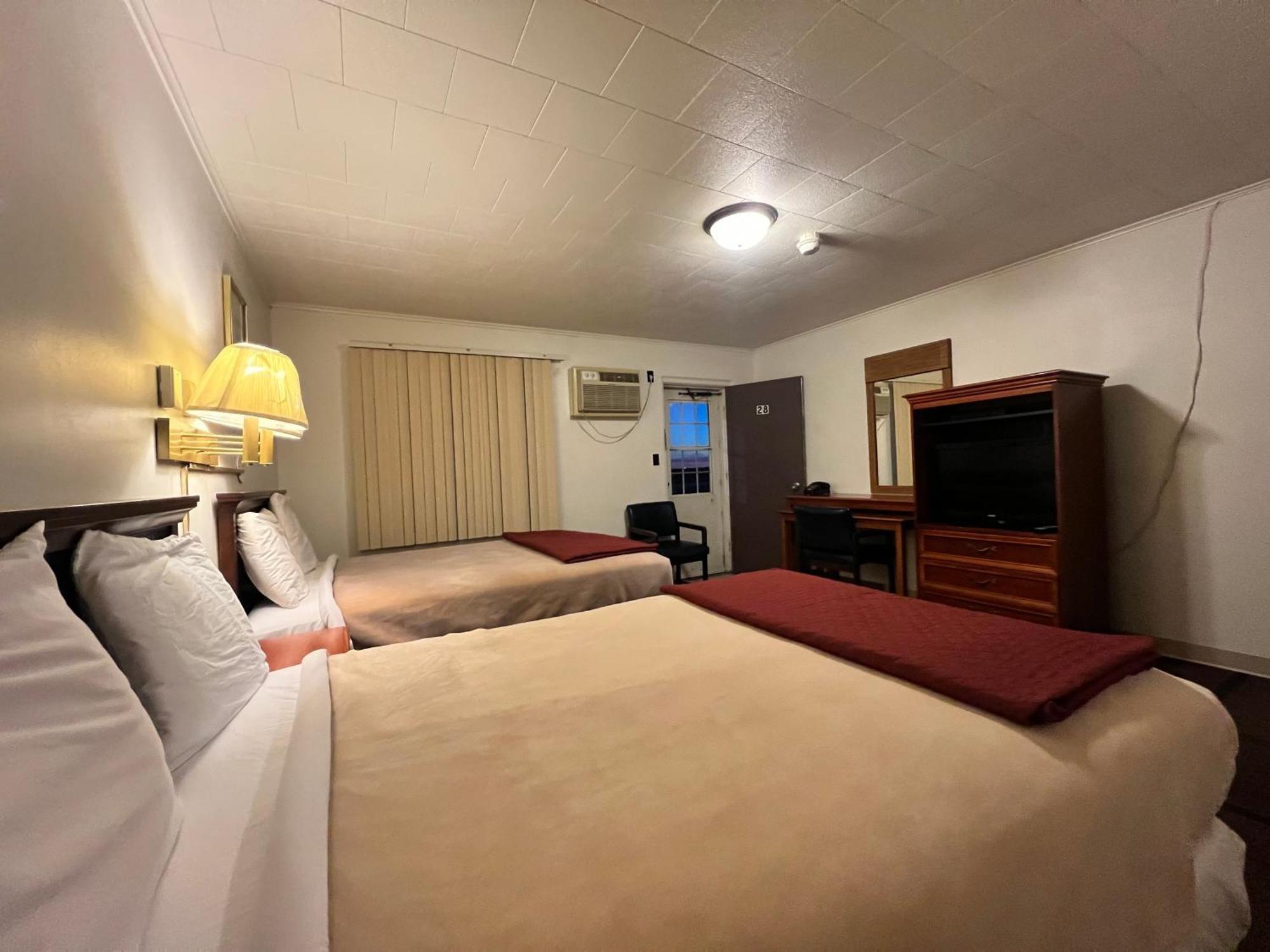 Oyo Hotel Prairie Winds Carthage Keokuk Hwy 136 Exterior photo