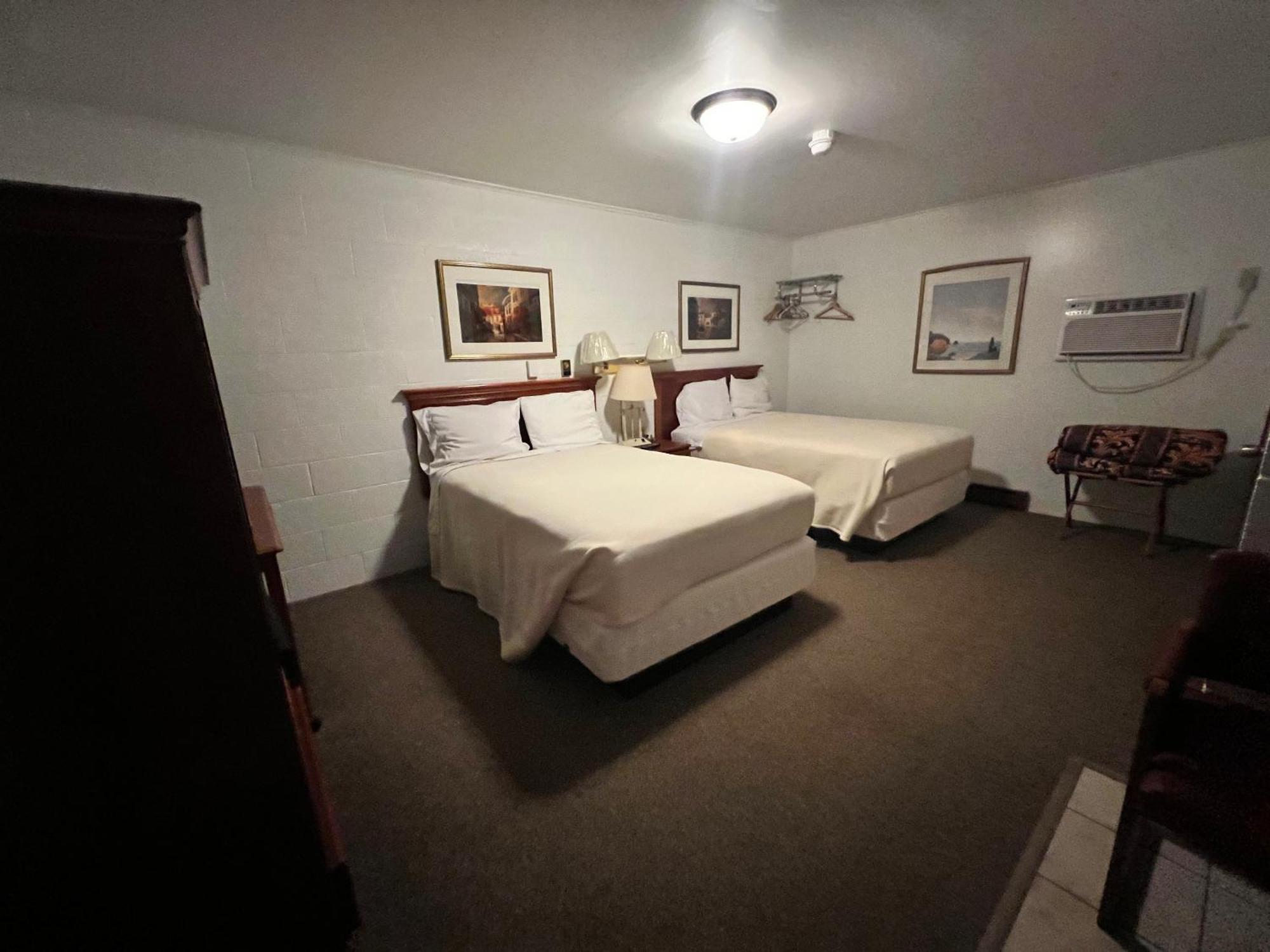 Oyo Hotel Prairie Winds Carthage Keokuk Hwy 136 Exterior photo